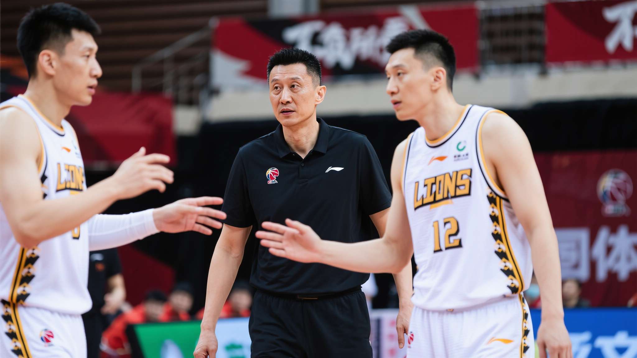 广东队官宣杜峰调任 杜锋的用兵之道向来讲究整体大于个体,如何将新援迅速融入球队体系、发挥最大化战力,